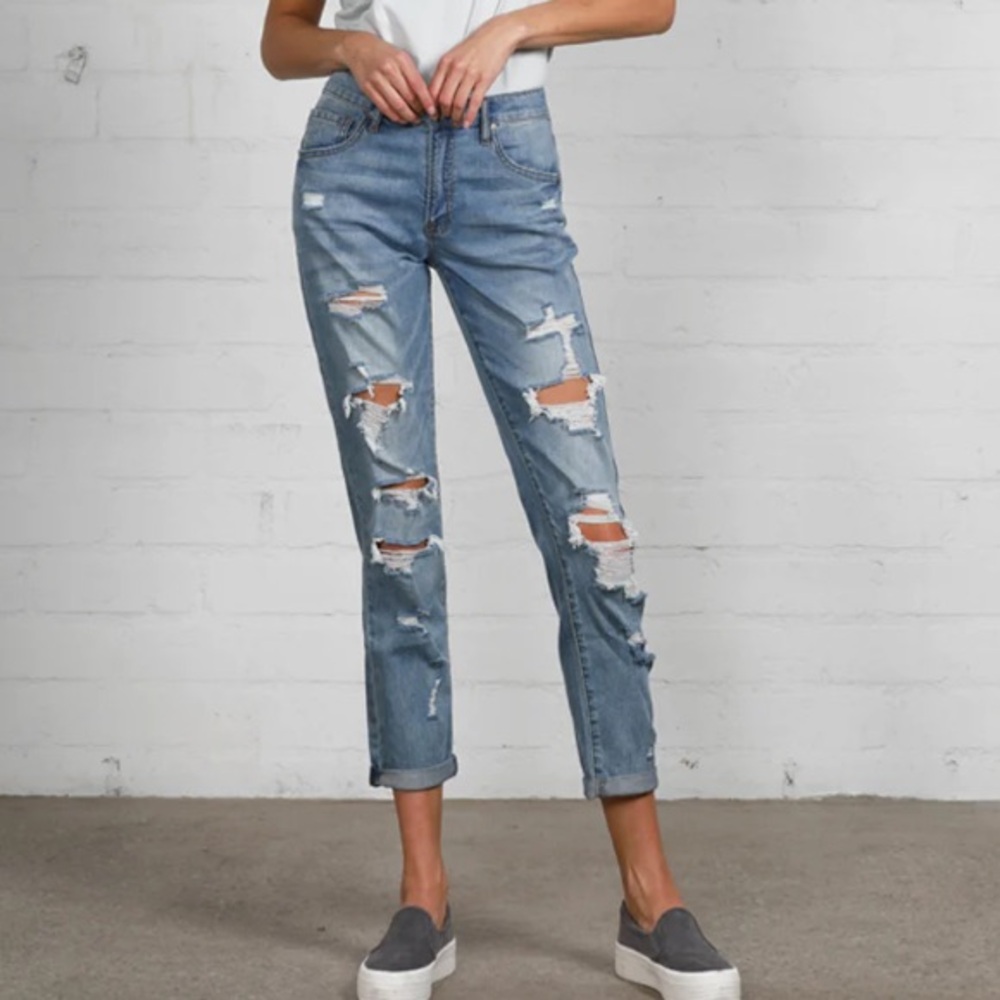 AMERICAN EAGLE Tomgirl Super Distressed Denim Jeans 2 NWOT